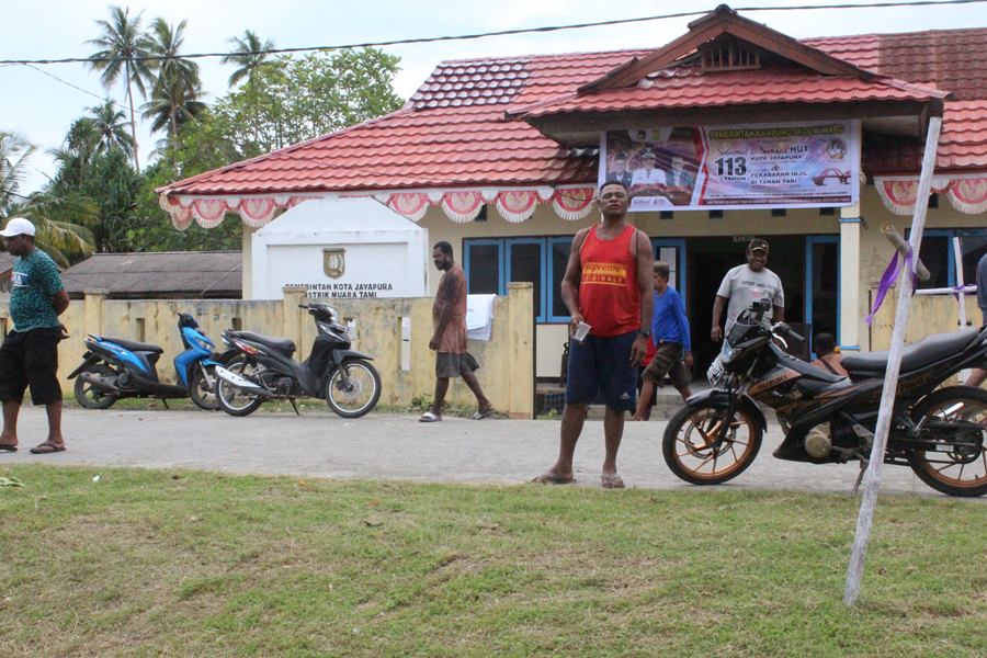 Kaca Kantor Kampung
